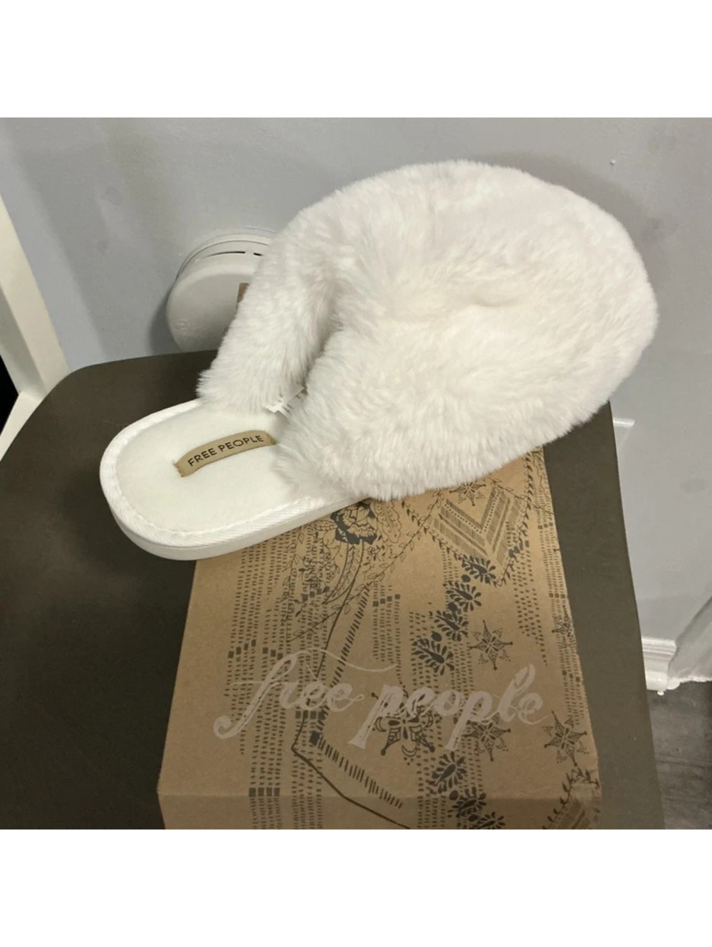 Free People Snowball Slippers White Size 8